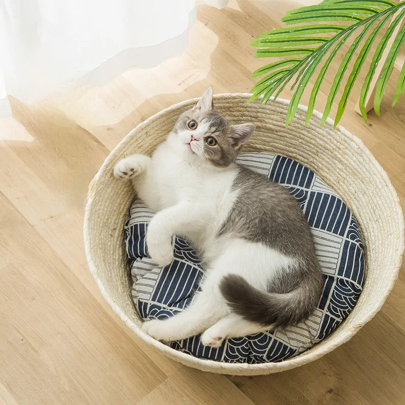 Eco-Friendly Corn Husk Pet Bed - Perfect for Cats and Small Dogs